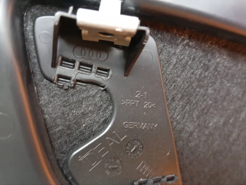 Обшивка крышки багажника