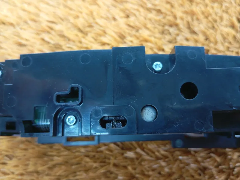 Панель управления в центральной консоли