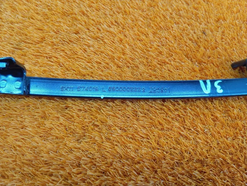 Направляющая стекла двери