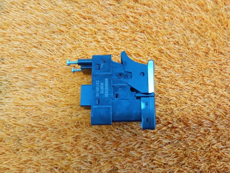 Кнопка стояночного тормоза