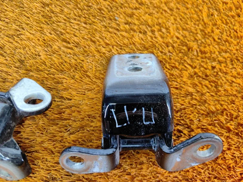 Петля двери