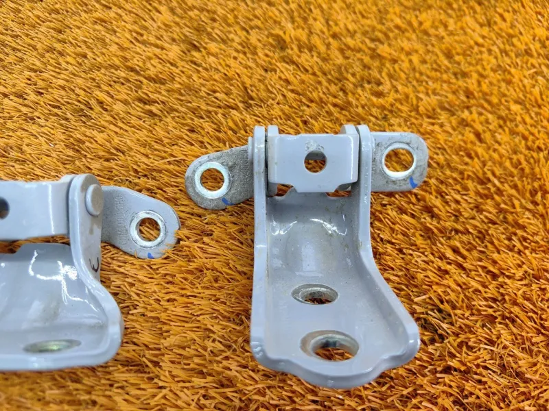 Петля двери