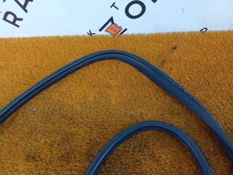 Уплотнитель проема двери