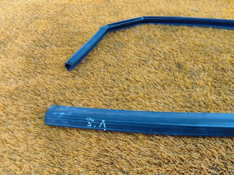 Уплотнитель стекла двери