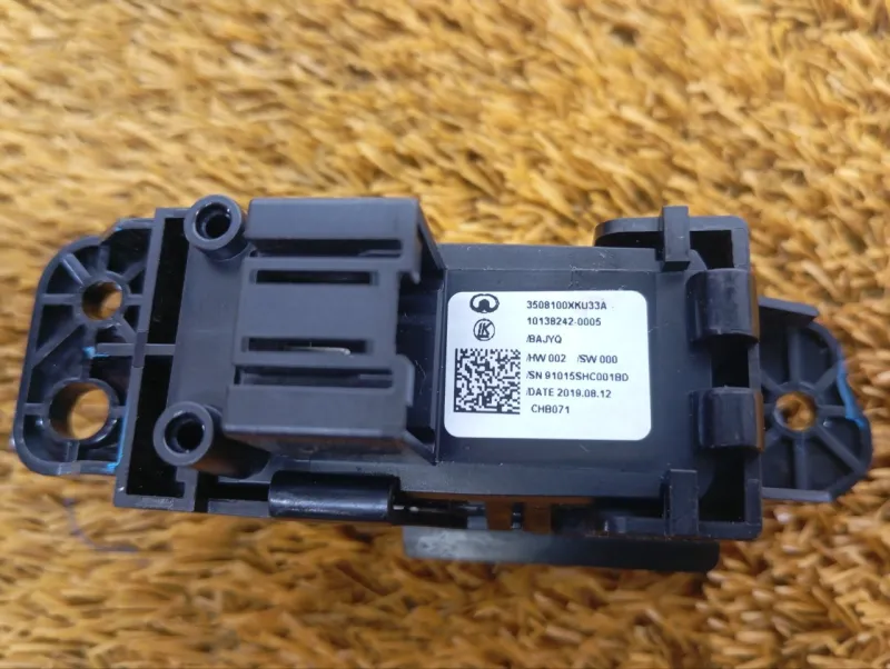 Кнопка стояночного тормоза