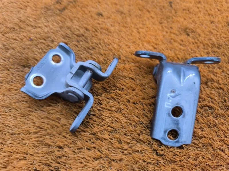 Петля двери