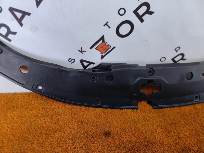 Накладка замка капота