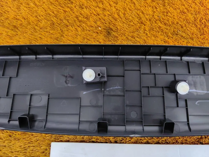 Накладка крышки багажника