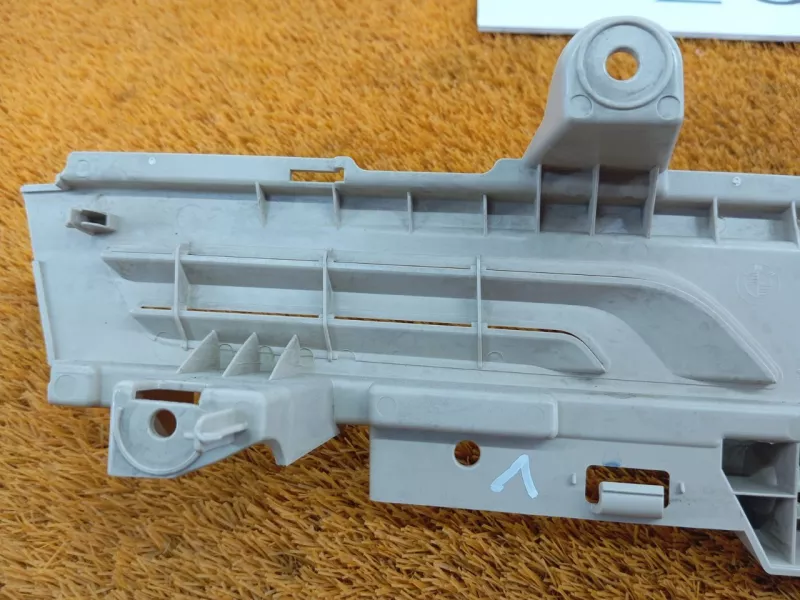 Направляющая шторки багажника