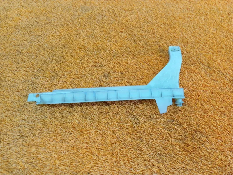 Направляющая стекла двери