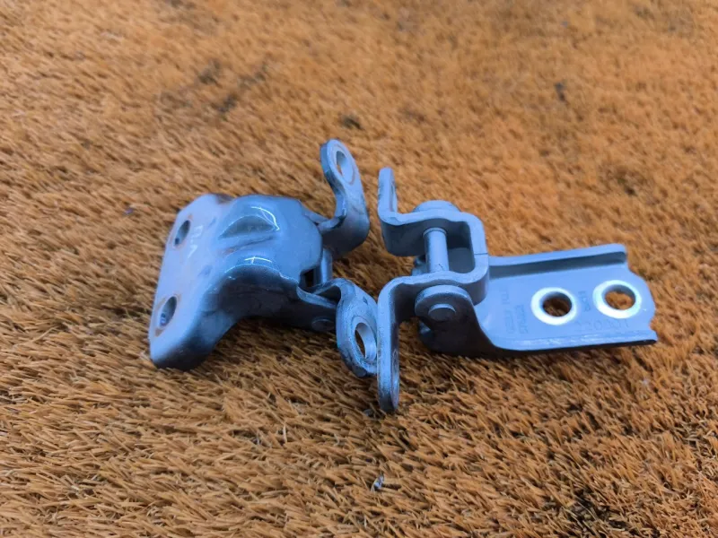 Петля двери