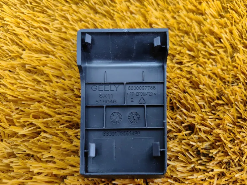 Накладка крышки багажника