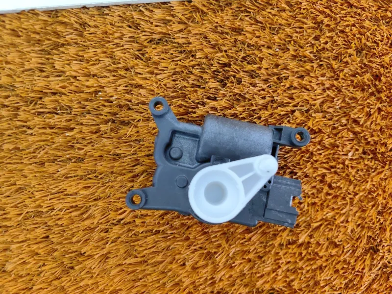 Сервопривод заслонок печки