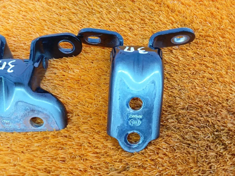 Петля двери