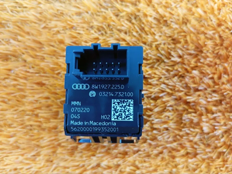 Кнопка стояночного тормоза