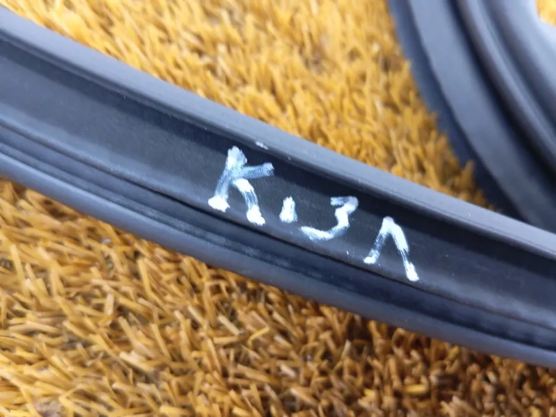 Уплотнитель проема двери