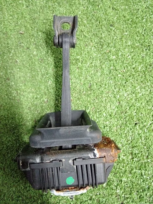 Ограничитель открывания двери