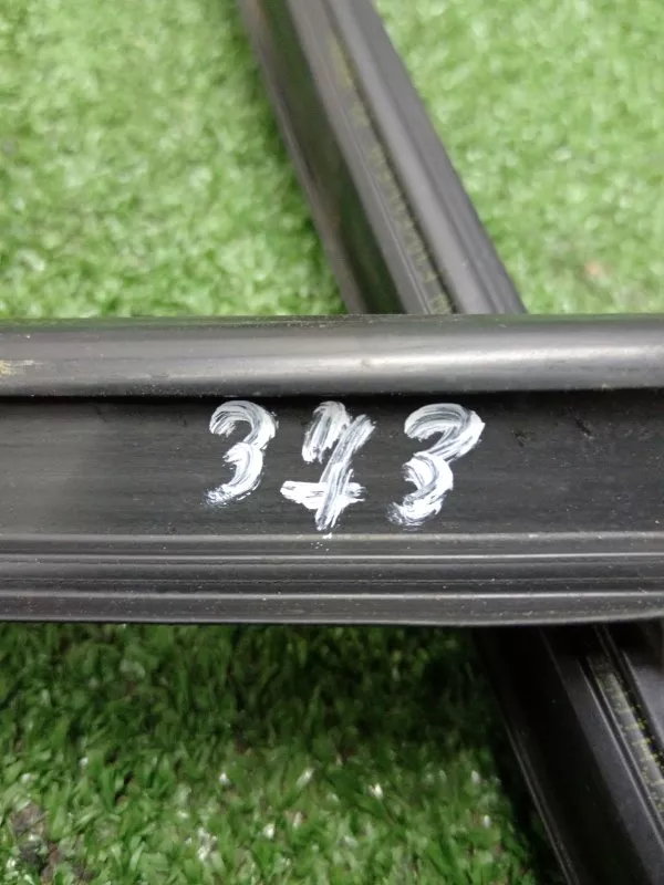 Уплотнитель стекла двери