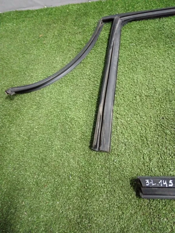 Уплотнитель стекла двери