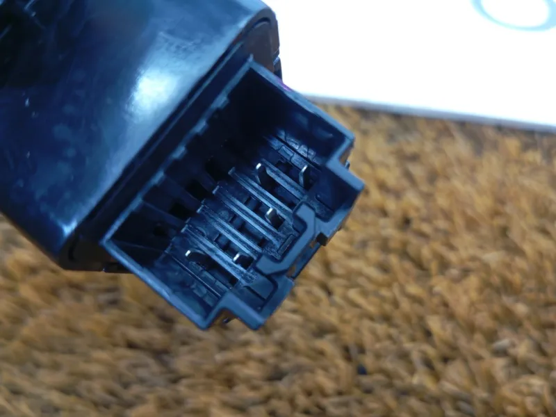 Кнопка стеклоподъемника