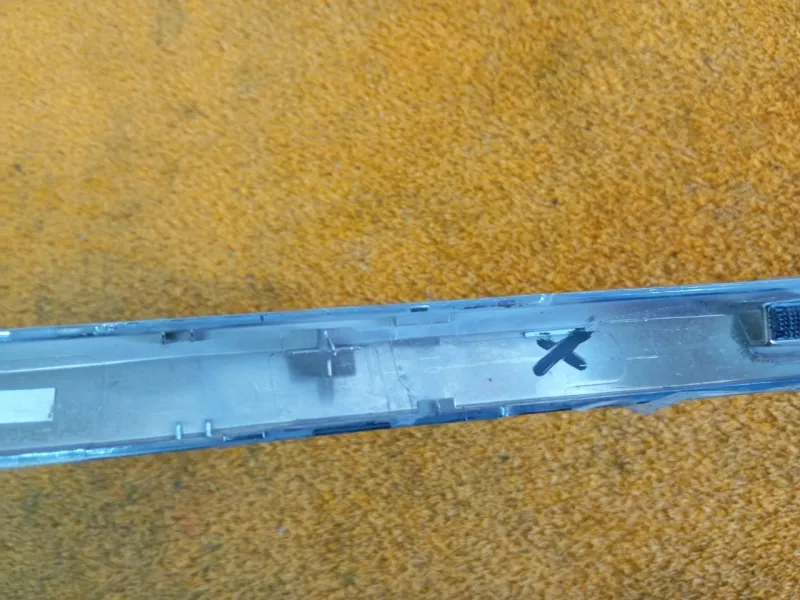 Молдинг крышки багажника