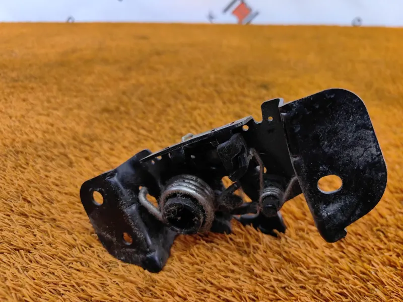 Замок капота