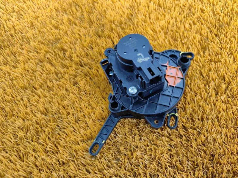 Моторчик заслонки печки