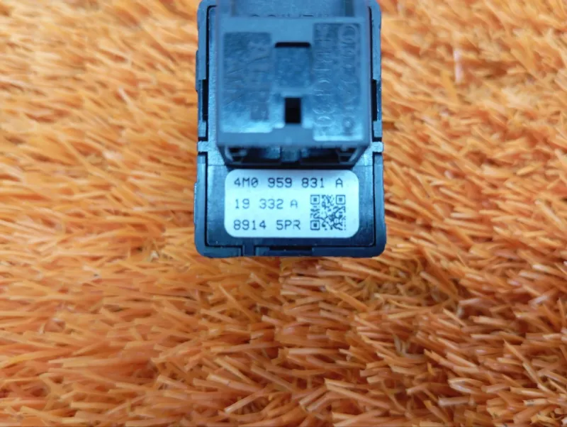 Кнопка открывания багажника