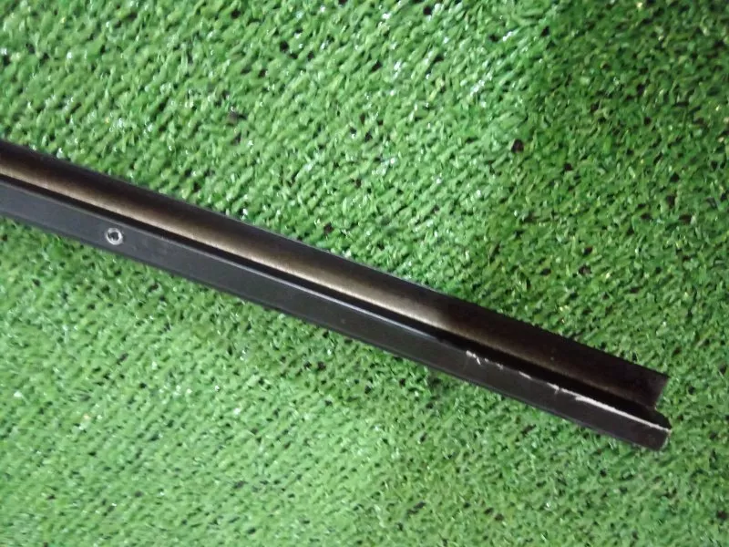 Направляющая стекла двери