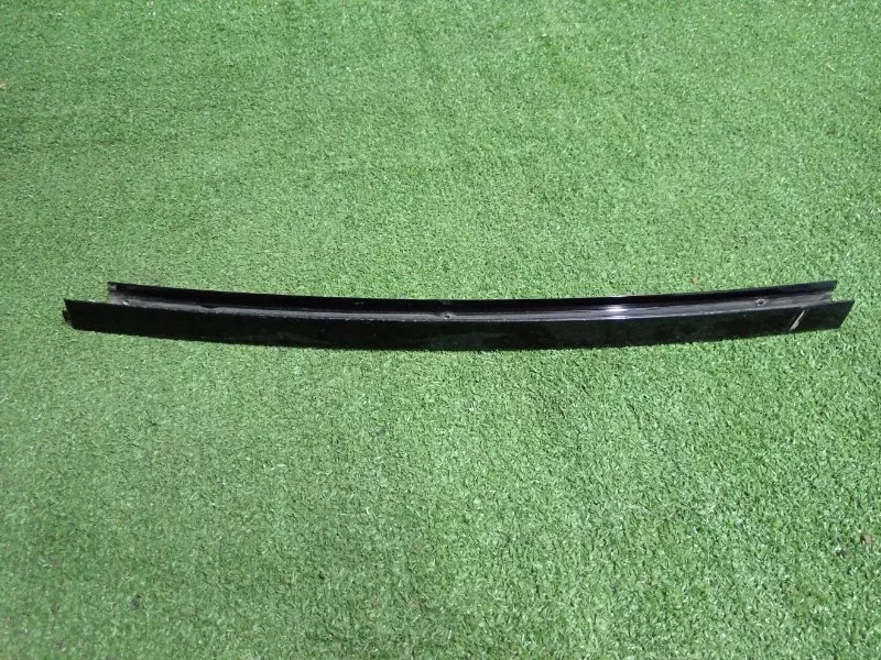 Направляющая стекла двери