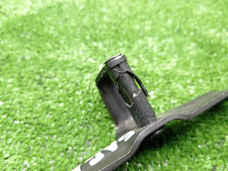 Ответная часть замка багажника