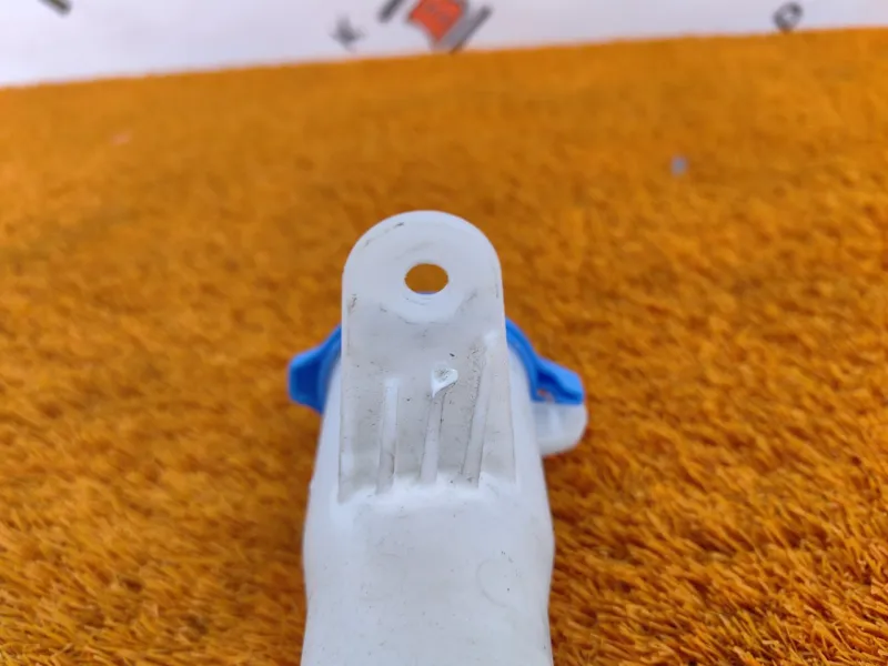 Горловина бачка стеклоомывателя