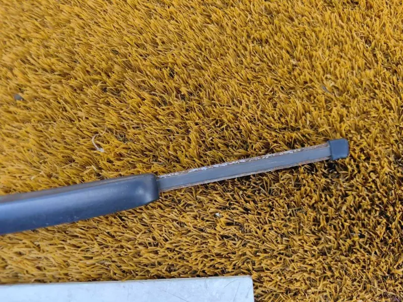 Поводок стеклоочистителя багажника