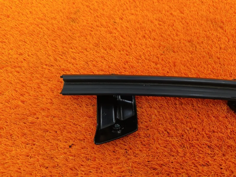 Направляющая стекла двери