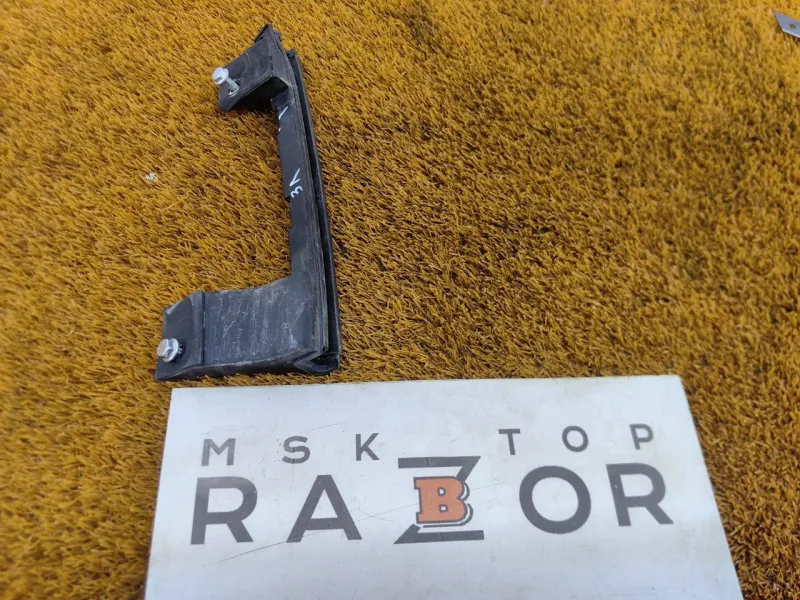 Направляющая стекла двери