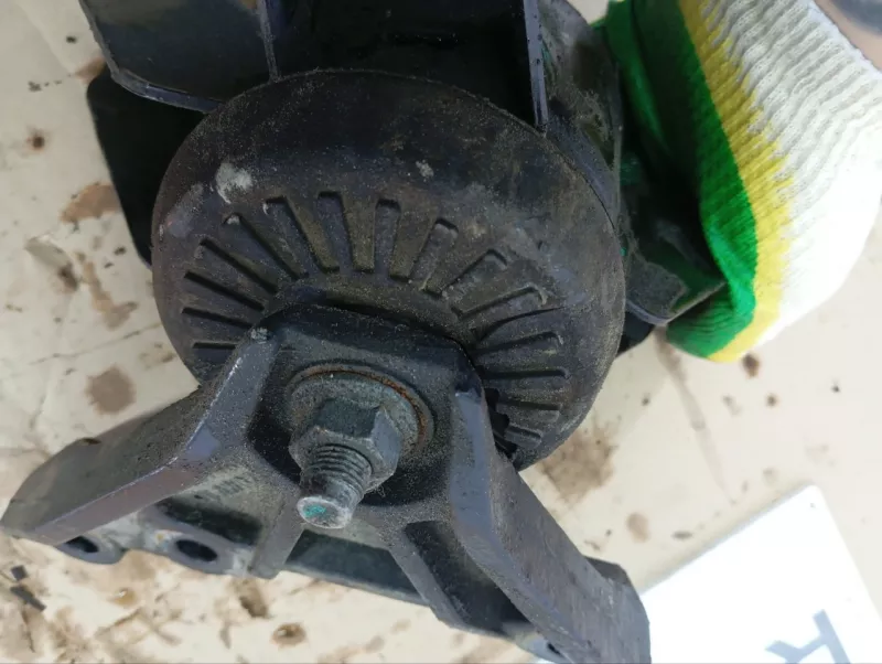 Подушка двигателя