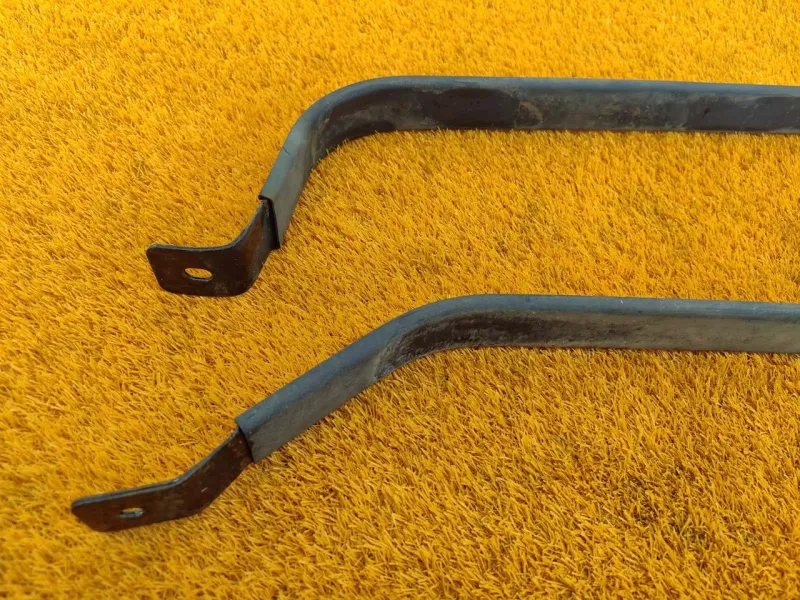 Крепление топливного бака