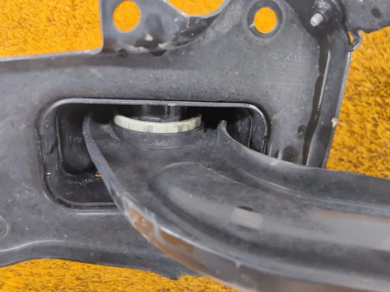 Крепление рычага подвески