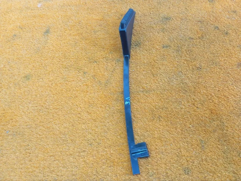 Направляющая стекла двери