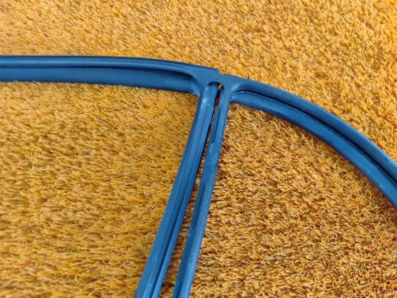 Уплотнитель стекла двери