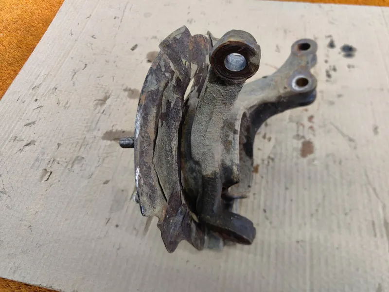 Кулак поворотный