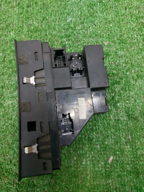 Кнопка стеклоподъемника