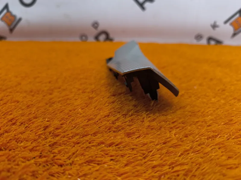 Декоративная накладка торпедо под дефлектор