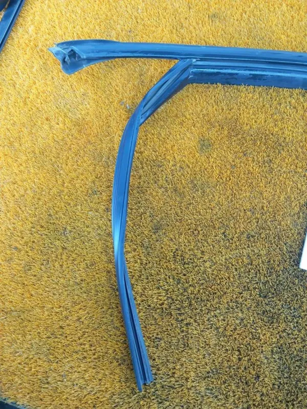 Уплотнитель стекла двери