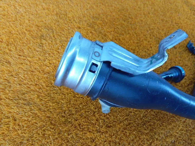 Горловина топливного бака