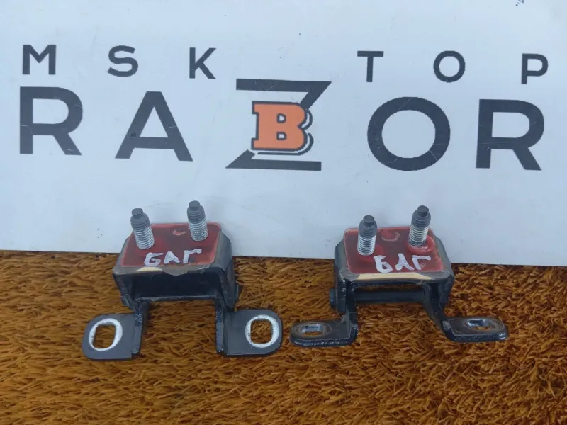 Петля двери багажника