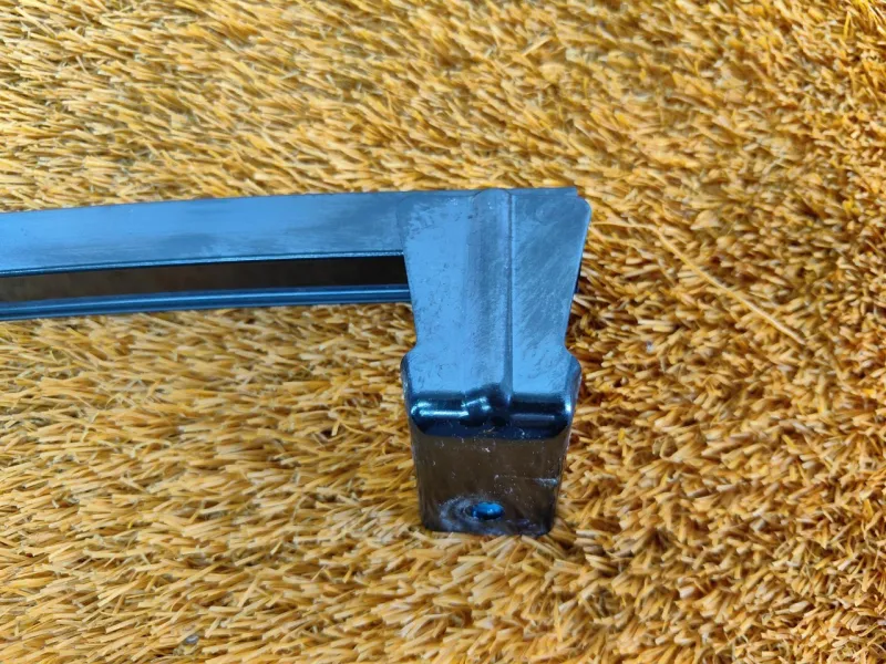 Направляющая стекла двери