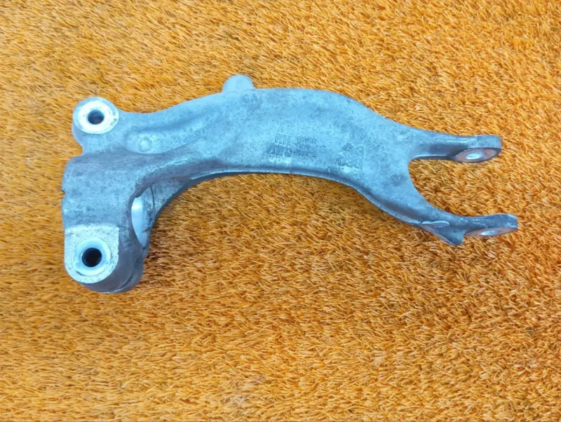 Крепление амортизатора