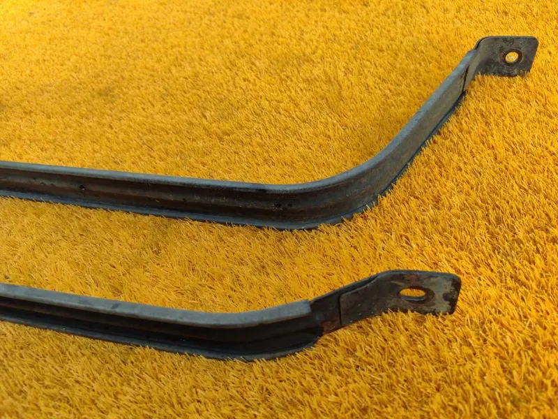 Крепление топливного бака