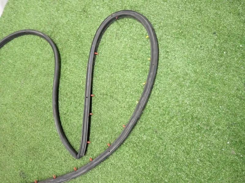 Уплотнительная резинка боковой двери